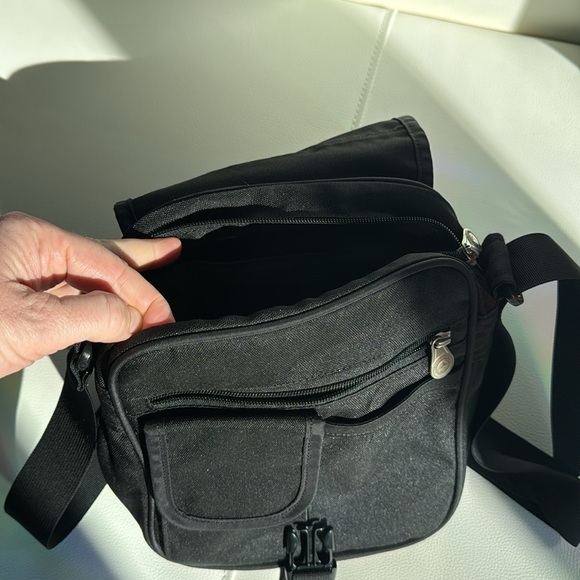 Vaude cross body bag, multi pocket, secure, small adjustable - Picture 8 of 11